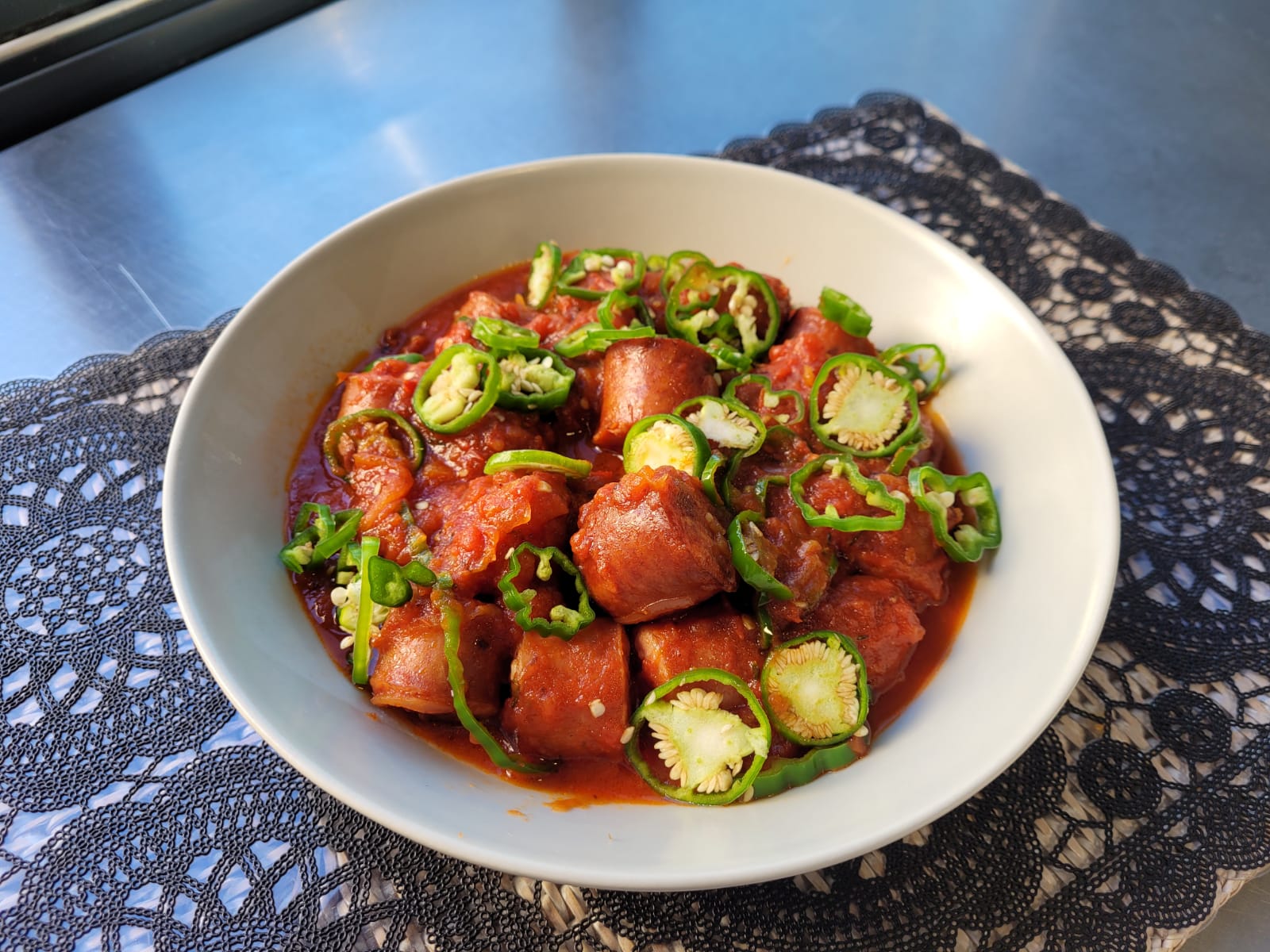 Rougail saucisse Goutali servi dans un bol bleu